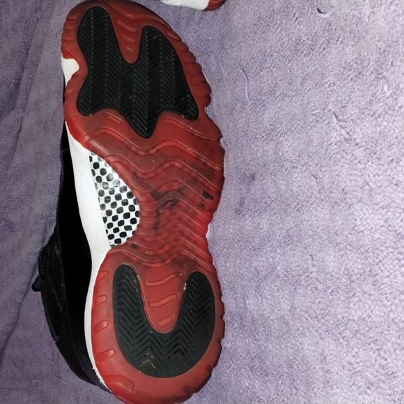 Air Jordan bred 11s size 10.5 - Picture 4 of 9